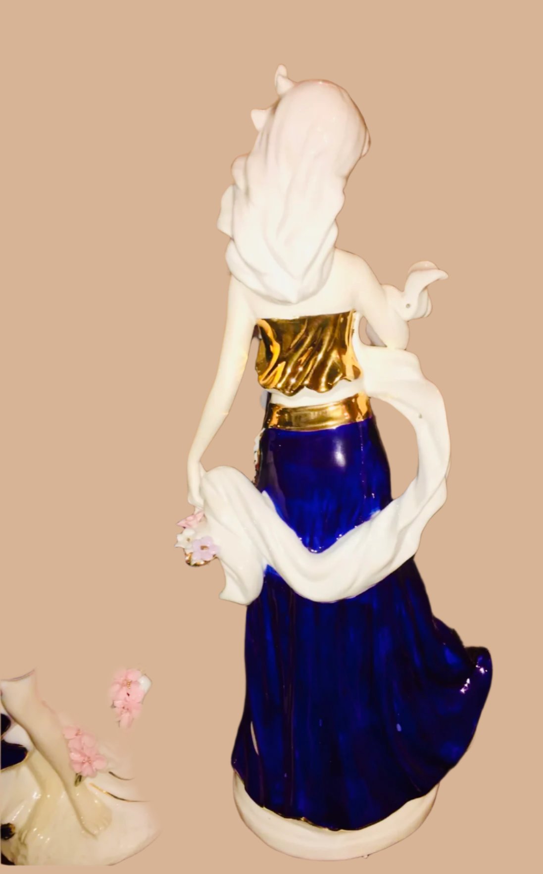 Flower girl in blue in fine porcelain from Spain